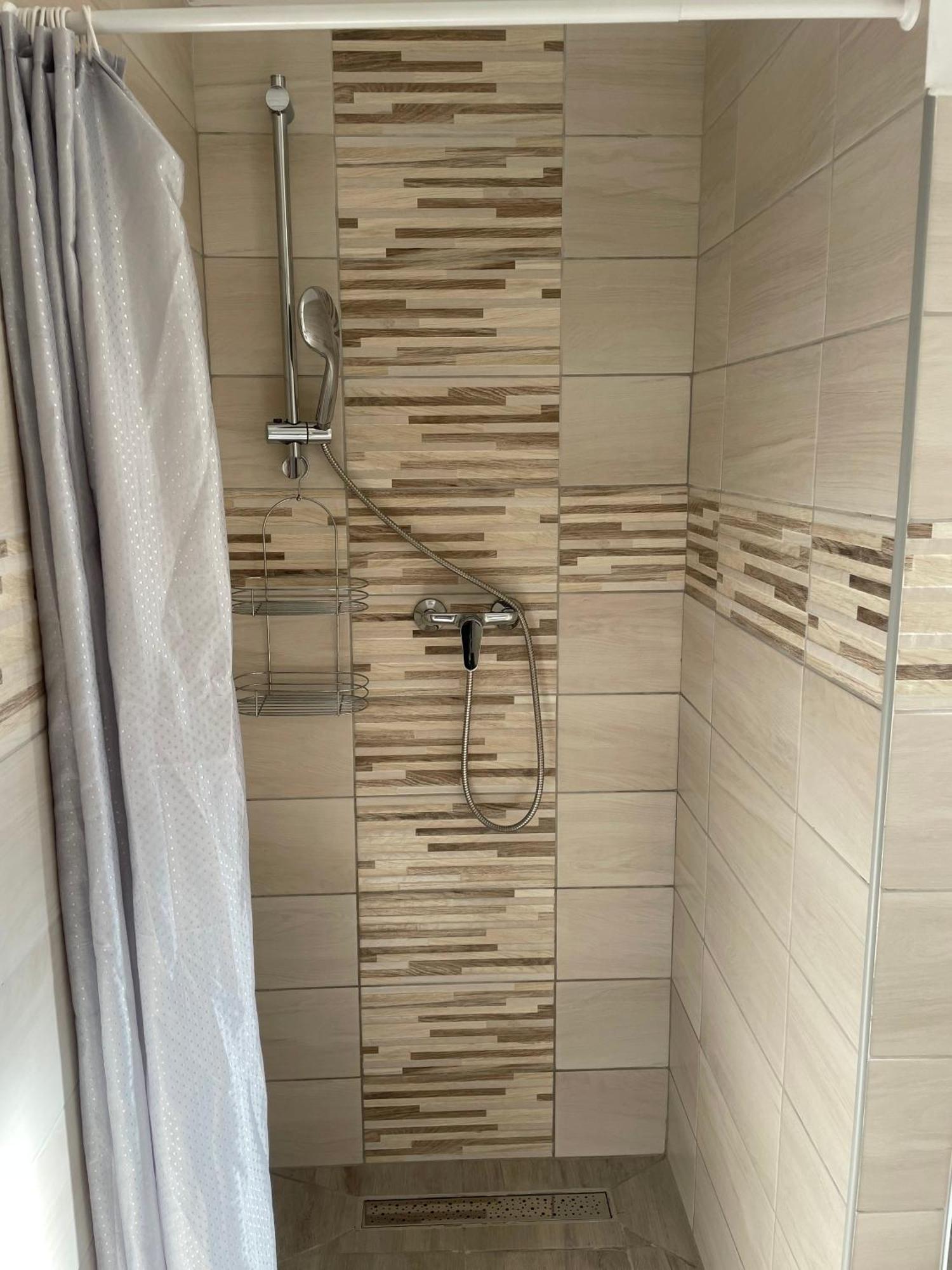 Feszek Apartmanhaz דירה *